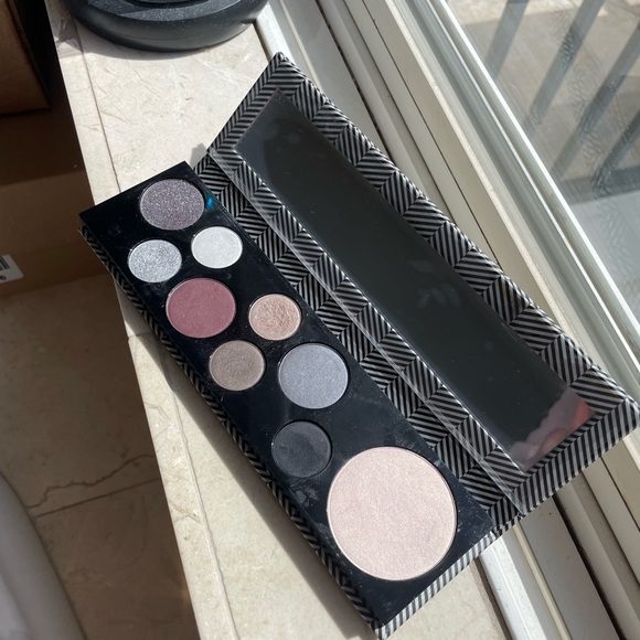 MAC Basic Bitch Palette - Picture 2 of 3